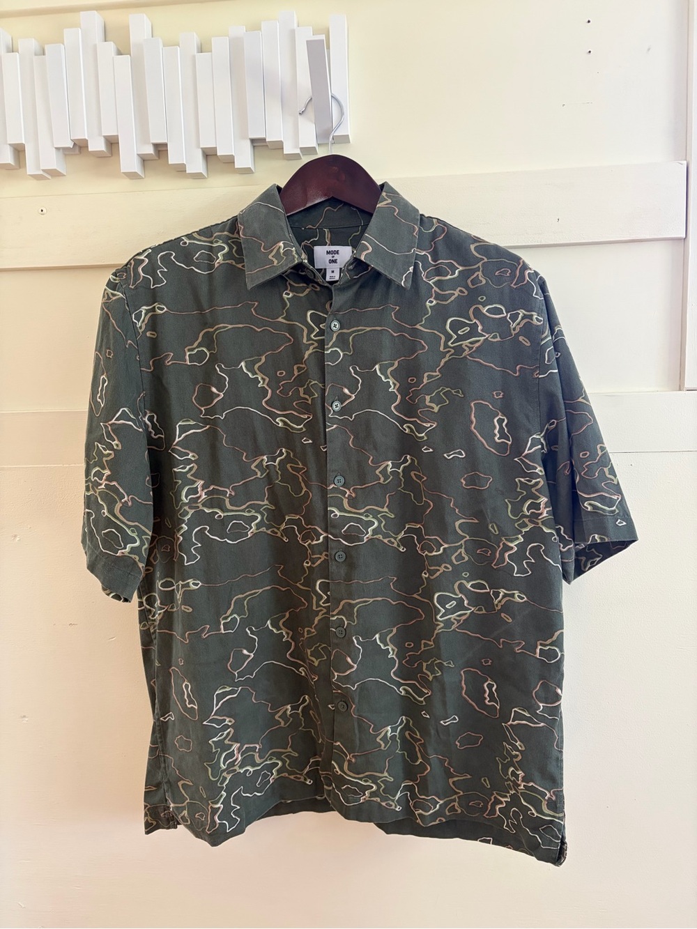 Casual Short-Sleeve Button-Down Shirt in Olive Camo Print